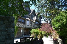 The English Inn and Resort