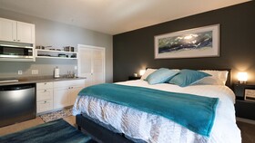 Willow Suite Lakeside Retreat