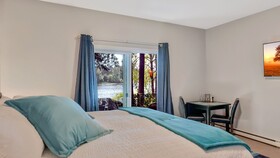 Willow Suite Lakeside Retreat
