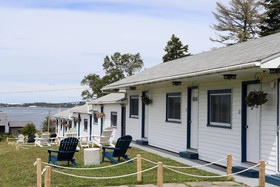 Friar’s Bay Inn And Cottages