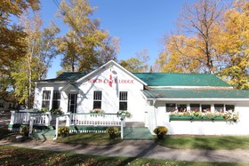 Birch Cliff Lodge on Baptiste Lake