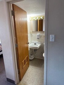 Bears Den Lounge And Motel