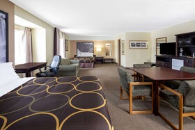 Super 8 by Wyndham Niagara Falls by the Falls