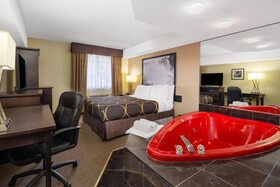 Super 8 by Wyndham Niagara Falls by the Falls