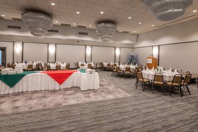 Ramada by Wyndham Thunder Bay Airlane Hotel