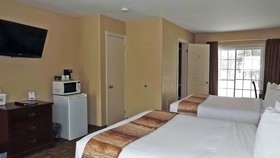 Canadas Best Value Inn & Suites