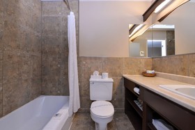 Canadas Best Value Inn & Suites