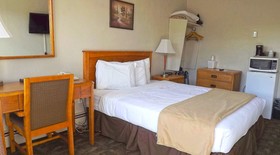 Canadas Best Value Inn & Suites