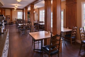 Canadas Best Value Inn & Suites