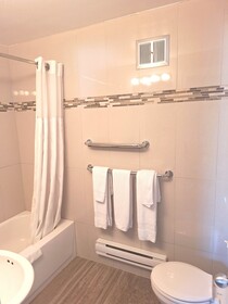 Super 8 by Wyndham Montreal