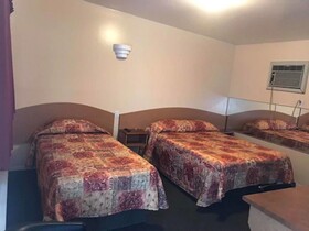 Super 8 by Wyndham Montreal