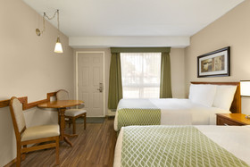 Colonial Square Inn And Suites