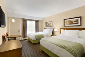 Colonial Square Inn And Suites