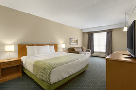 Colonial Square Inn And Suites