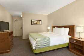 Colonial Square Inn And Suites