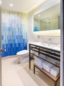 Tru by Hilton Chillan Ferrat