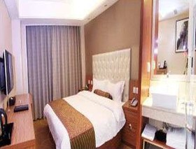 Super 8 by Wyndham Zhengzhou Railway Station Square