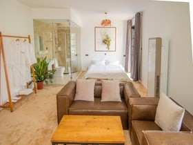 Zaimushe Holiday Courtyard