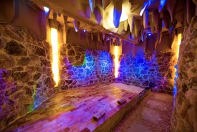 Slender West Lake Hot Spring Resort