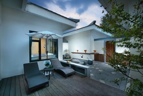 Slender West Lake Hot Spring Resort