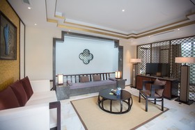 Slender West Lake Hot Spring Resort