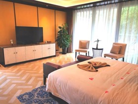 Slender West Lake Hot Spring Resort