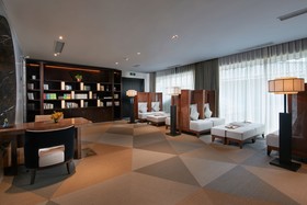 Slender West Lake Hot Spring Resort