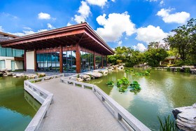 Slender West Lake Hot Spring Resort