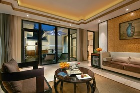 Slender West Lake Hot Spring Resort