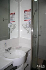 Hanting Hotel Qingdao May Fourth Square
