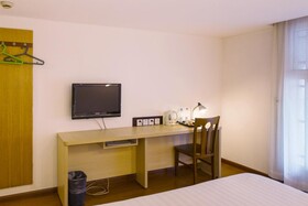 Motel (Shanghai Lujiazui Yushan Road Yuanshen Sports Center)