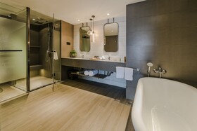 Pesht Premier Hotel