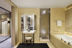 Four Seasons Hotel Hong Kong