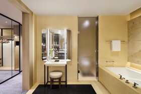 Four Seasons Hotel Hong Kong