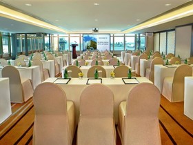 The Royal Pacific Hotel & Towers