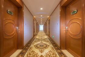 Vienna Classic Shenzhen Longhua Bus Station