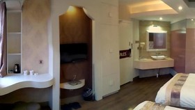 8 Miles Hotel