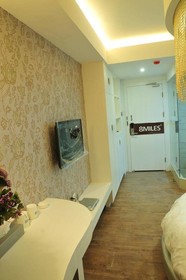 8 Miles Hotel
