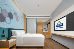 Days Inn by Wyndham Zhuhai Gongbei Port