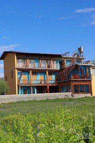 Shangri-la Maji Sunflower Inn