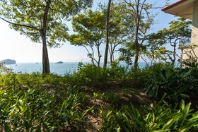 Arenas del Mar Beachfront & Rainforest Resort