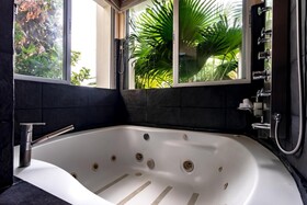 Gaia Hotel & Reserve