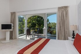 Shana by The Beach Manuel Antonio