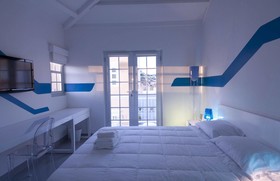 Wave Hotel & Cafe