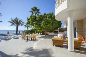 Sunset Beachfront Villa Meneou