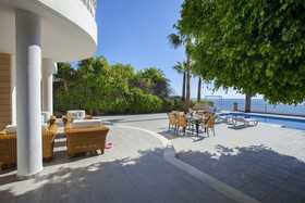 Sunset Beachfront Villa Meneou