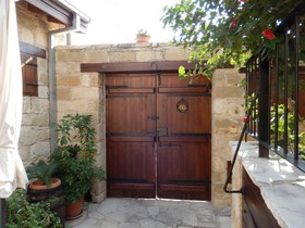 Nikis House