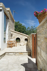 Thyone Uno Cottage