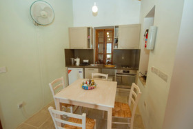Thyone Uno Cottage