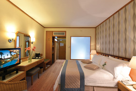 Constantinou Bros Pioneer Beach Hotel